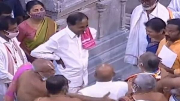 యాదాద్రిలో సీఎం కేసీఆర్ .. స్వామి దర్శనానంతరం తుది దశలో ఉన్న ఆలయ పనుల పరిశీలన