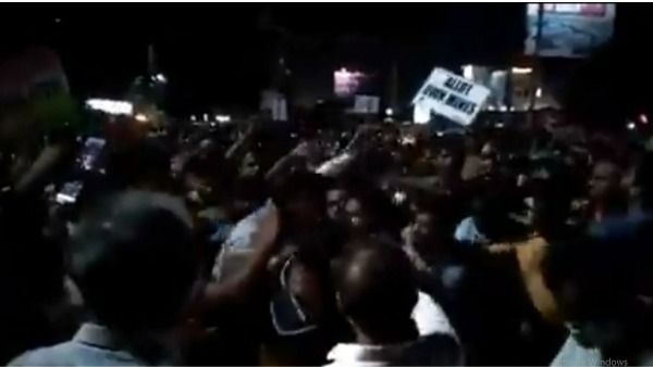 నిర్మలమ్మ ప్రకటన చిచ్చు: మండుతోన్న విశాఖ: వైసీపీ ఎమ్మెల్యేలకు నిరసనల సెగ: రాత్రంతా