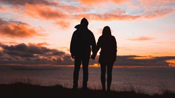 Lovers: ఏకాంతంలో ఏం జరిగిందో ?, 300 అడుగుల లోయలో ప్రియురాలిని తోసి ఆత్మహత్య!