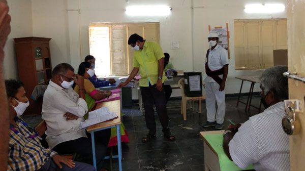 తెలంగాణా ఎమ్మెల్సీ ఎన్నికల్లో భారీగా పోలింగ్ శాతం .. పట్టభద్రుల చైతన్యం ఎవరికి పట్టం కడుతుందో !!