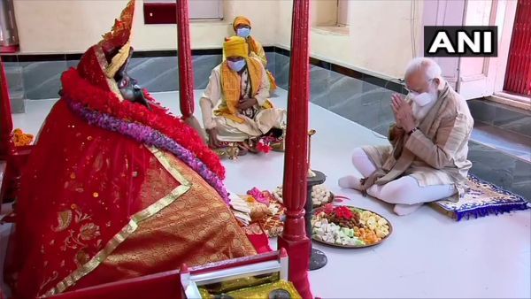 బెంగాల్‌ ఎన్నికల వేళ మోడీ బంగ్లా గుళ్ల సందర్శన- ఇక్కడ ఓట్ల కోసం అక్కడ హంగామా ?