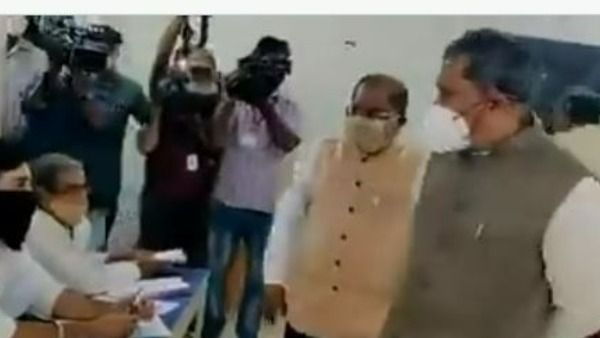 నిమ్మగడ్డ సుడిగాలి పర్యటన: పోలింగ్ బూత్‌లల్లో సర్‌ప్రైజ్ విజిట్