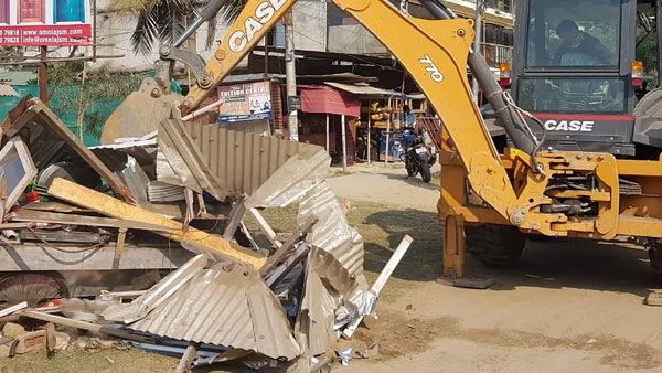 మంగళగిరి మండలం ఆత్మకూరులో ఆక్రమణల తొలగింపు..బాధితుల ఆందోళనతో ఉద్రిక్తత