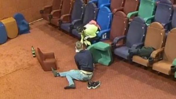 హాల్‌లో సెక్స్.. జంట ఫుల్ రొమాన్స్... రాత్రంతా ఎంజాయ్.. ఎక్కడ అంటే (వీడియో)