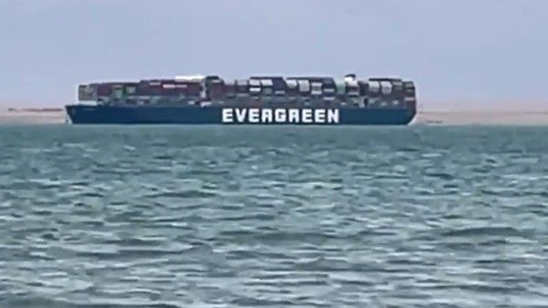 సూయజ్‌ కాలువలో అద్భుతం-క్లేన్లు, బోట్లు కాదు- ఆదుకున్న పున్నమి చంద్రుడు