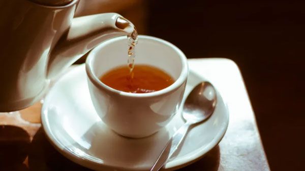 విషాదం : టీ తాగిన మహిళ మృతి... మరో ఇద్దరి పరిస్థితి విషమం... అదే కారణం...?