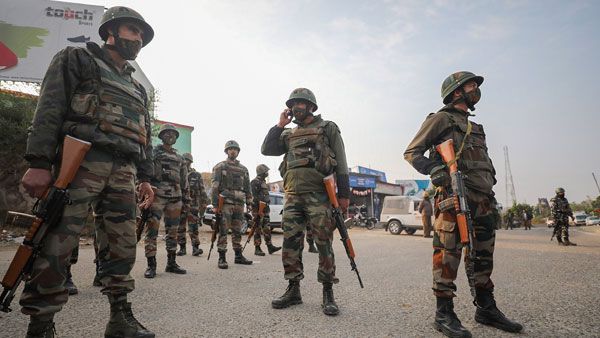 తుపాకీల మోతతో దద్దరిల్లిన దక్షిణ కాశ్మీర్ .. భారీ ఎన్‌కౌంటర్ లో నలుగురు లష్కరే ఉగ్రవాదులు హతం