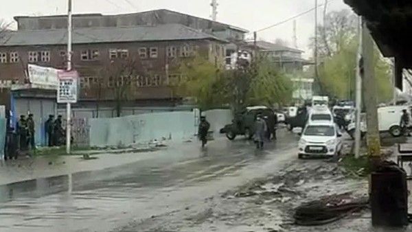 ఉగ్రఘాతుకం: బీడీసీపై కాల్పులు, ఇద్దరు మృతి.. మరొకరికి గాయాలు