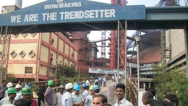 స్టీల్ ప్లాంట్ పరిపాలనా భవనం వద్ద ఉద్రిక్తత .. ఫైనాన్స్ డైరెక్టర్ ఘెరావ్ , పరుగులు తీసిన డైరెక్టర్