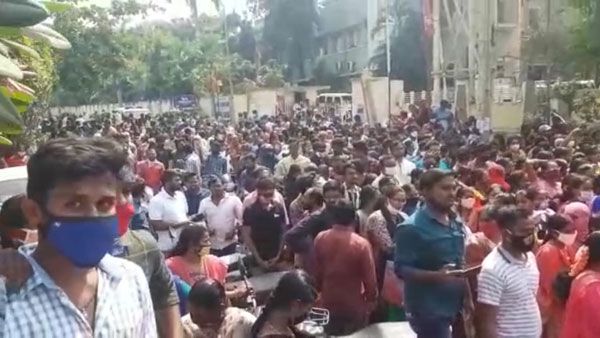 వాలంటీర్లకు ఎస్ఈసి వార్నింగ్ .. వాలంటీర్లు ఎవరైనా విధుల్లో పాల్గొంటే కఠిన చర్యలు