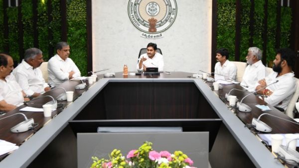 తిరుపతిలో వైసీపీ గెలుపు దేశం చూడాలి- అతి విశ్వాసం వద్దు- జగన్ వ్యాఖ్యలు