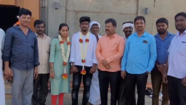 Lovers: గుడిలో ప్రేమికులకు సీఎం పీఏ హితోపదేశం, అమ్మాయి తండ్రికి ఫోన్ చేసి, వైరల్ !