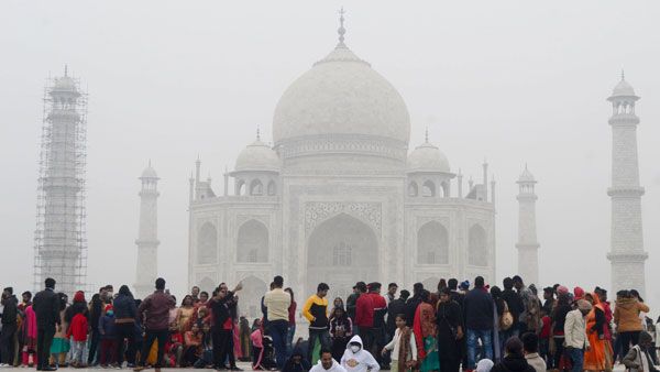 తాజ్ మహల్ కు బాంబు బెదిరింపు... తనిఖీలు చేపట్టిన పోలీసులు .. అసలేం జరిగిందంటే