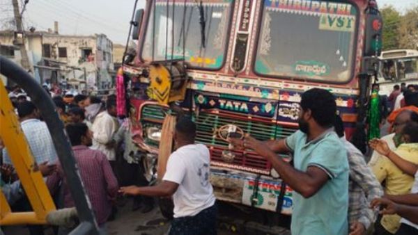 ఘోర రోడ్డు ప్రమాదం: ఇద్దరు చిన్నారులతో సహా సర్పంచ్ కుటుంబం దుర్మరణం