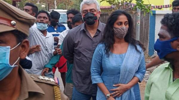 తమిళ ఎన్నికల సిత్రాలు‌- సెల్ఫీకి ఎగబడ్డ అభిమాని- సెల్‌ఫోన్‌ లాక్కున్న హీరో అజిత్‌