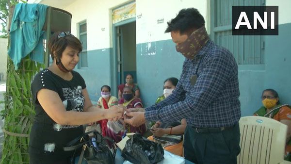 కరోనా టీకా వేసుకుంటే మహిళలకు ముక్కుపుడక..మగవారికి బెండర్లు ఫ్రీ..ఫ్రీ: ఎక్కడో కాదు