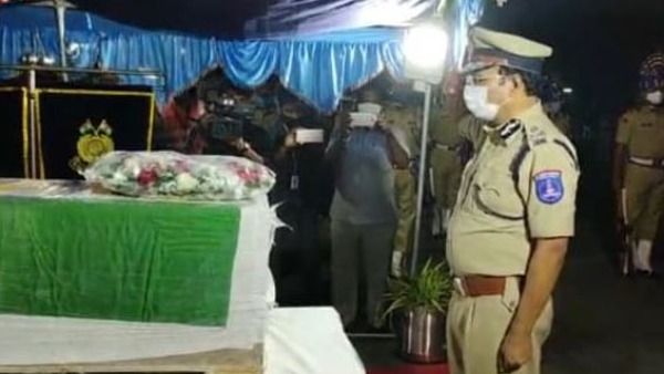 ఛత్తీస్‌గఢ్ ఎన్‌కౌంటర్... శంషాబాద్‌కు అమర జవాను మురళీకృష్ణ పార్థివ దేహం... సీపీ సజ్జనార్ నివాళి...