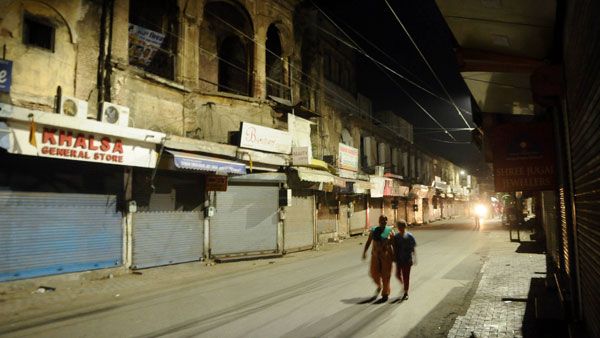 ఢిల్లీలో లాక్ డౌన్ విధింపు ... కరోనా కట్టడికి ఈ రోజు అర్ధరాత్రి నుండి వారం రోజుల పాటు కర్ఫ్యూ !!