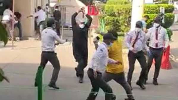 'కొట్టండి... వాళ్లను చావగొట్టడమే కరెక్ట్...' రెచ్చిపోయిన కోవిడ్ మృతురాలి బంధువులు... వైద్యులపై దాడి...