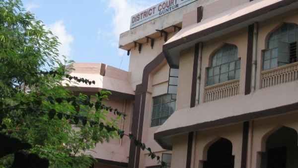 గుంటూరు జిల్లా కోర్టులో కరోనా కలకలం- ముగ్గురు జడ్జీలు, 12 మంది లాయర్లకూ