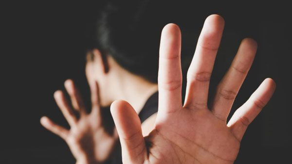 Lady: కూతురి కాన్ఫు, ఆశా కార్యకర్త మీద ఆశపడిన అంకుల్, ఆసుపత్రి బెడ్ మీద ?, అక్కడ నొక్కేసి!