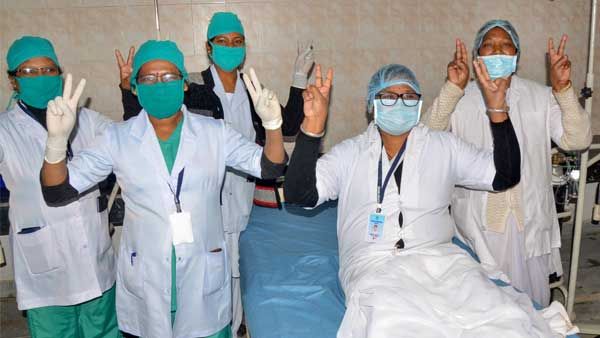 హెల్త్ వర్కర్లపై నాడు పూలు చల్లిన మోడీ సర్కార్..నేడు రూ.50 లక్షల బీమా వెనక్కి తీసుకుందా?