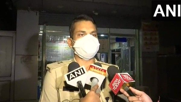 కోవిడ్ ఆస్పత్రిలో మంటలు.. వార్డులకు వ్యాపించిన వైనం,, ఐదుగురు మృతి..