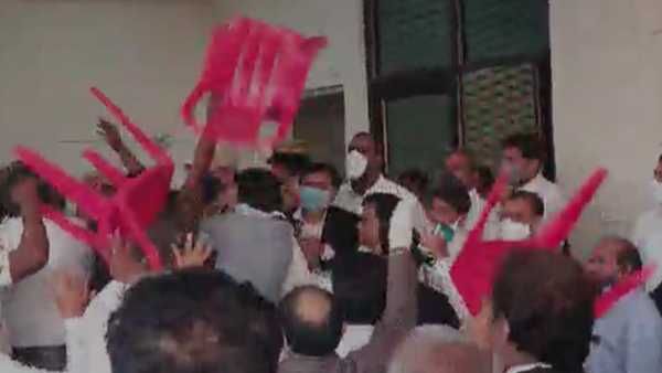 హైకోర్టు బార్ కౌన్సిల్ సమావేశంలో రచ్చ.. కుర్చీలతో కొట్టుకున్న న్యాయవాదులు... అదే కారణం?