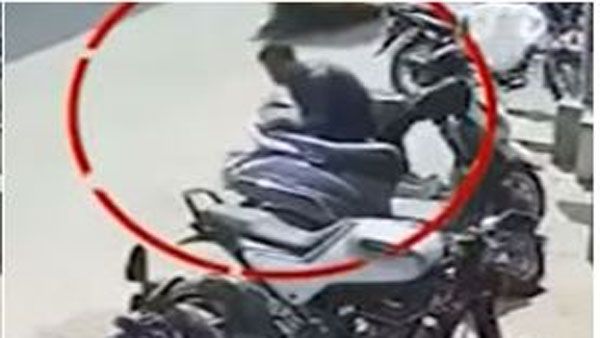 షాకింగ్ : పట్టపగలు.. నడిరోడ్డుపై... క్షణాల్లో రూ.9లక్షలు మాయం చేసేశాడు...