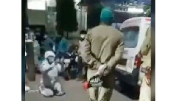 మా అమ్మ చనిపోతుంది.. ఆక్సిజన్ సిలిండర్ తీసుకెళ్లొద్దు: వ్యక్తి వేడుకోలు, అసలేం జరిగింది?(వీడియో)