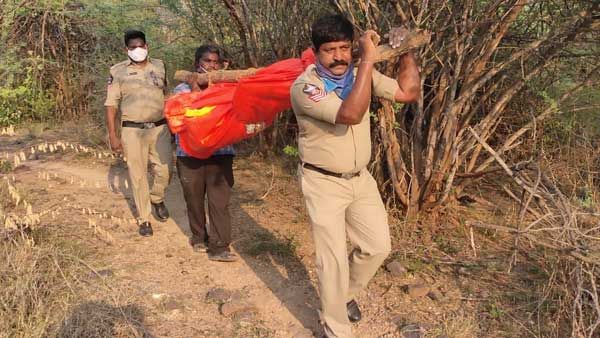 హ్యాట్సాఫ్ .. యాచకుడి శవాన్ని రెండు కిలోమీటర్లు భుజంపై మోసి తెచ్చిన ప్రకాశం జిల్లా పోలీసులు
