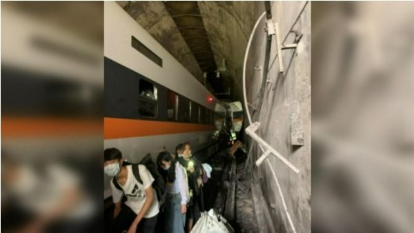 ఘోర రైలు ప్రమాదం.. సొరంగంలో పట్టాలు తప్పిన రైలు.. 36 మంది మృతి,72 మందికి గాయాలు...