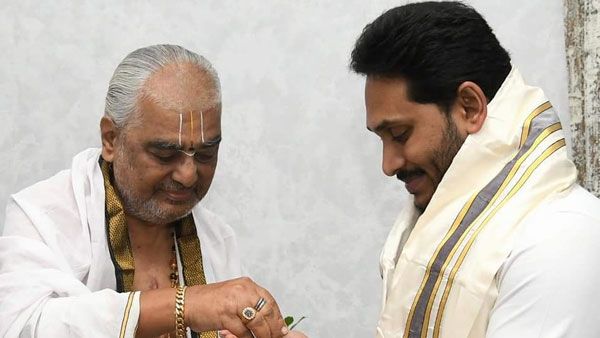 వైఎస్ జగన్‌తో రమణ దీక్షితులు భేటీ: తిరుపతి ఉప ఎన్నిక వేళ..: పింక్ డైమండ్ ఇష్యూ