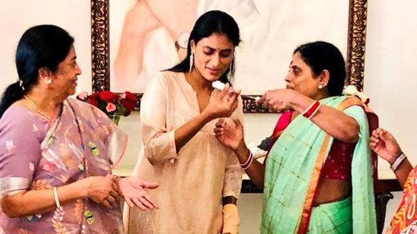 వైఎస్ షర్మిల వెంటే విజయమ్మ: లోటస్‌పాండ్‌‌ ఇంట్లో బర్త్‌డే: ఫోన్ ద్వారా జగన్ పలకరింపు