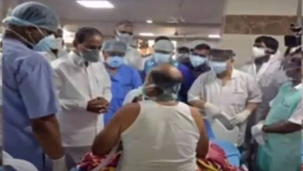 తొలిసారి గాంధీ ఆస్పత్రికి కేసీఆర్: కరోనా రోగులకు ధైర్యం చెప్పిన సీఎం, వైద్యులకు అభినందనలు