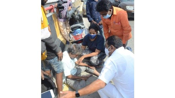 శభాష్ సుధీర్ రెడ్డి.. వృద్దుడిని ఆస్పత్రిలో చేరిక.. ఖర్చు కూడా తనదే..