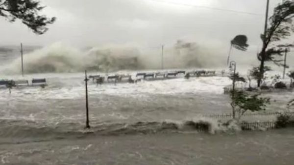 చిన్నపాటి సునామీలా Cyclone Yaas -తీరాన్ని తాకిన తుపాను -రెండు గంటలు భారీ విలయం -videos