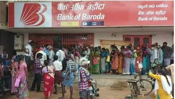 కరోనా మహమ్మారి విజృంభిస్తున్నా.. నిర్లక్ష్యంగానే ప్రజలు.. బ్యాంక్ ఆఫ్ బరోడా వద్ద గుంపులుగా జనం