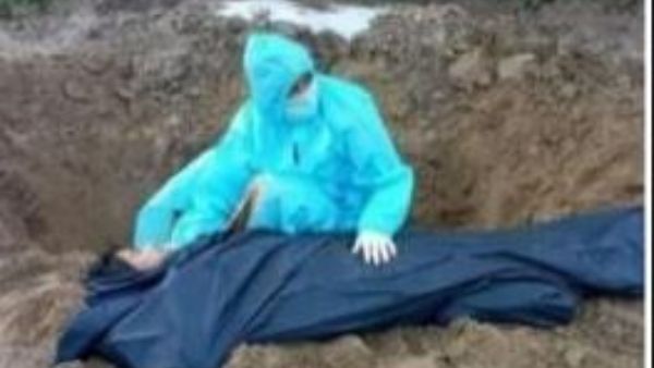 పాడే మోసేందుకు ఒక్కరు రాలే.. కానీ కర్మకు మాత్రం తండోపతండాలుగా వచ్చారు..