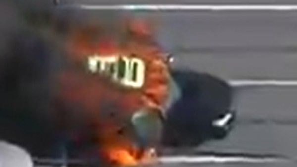 సిగరేట్ కాలుస్తూ.. శానిటైజర్ రాసుకోవడంతో మంటలు, కారు బుగ్గి.. చావు తప్పు కన్ను లొట్టబోయి..