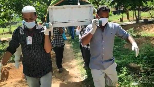 రియల్ కోవిడ్ వారియర్స్.. అయినవాళ్లే దగ్గరికి రాని వేళ... అంతా తామై మృతదేహాలకు అంత్యక్రియలు...