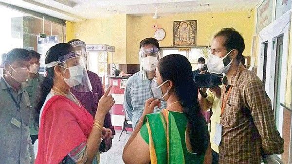 రూల్స్ బ్రేక్.. కోవిడ్ ఆస్పత్రులపై కొరడా, నోటీసులు జారీ