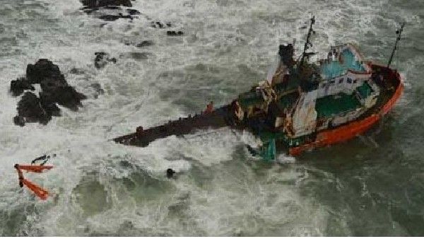 తౌక్టే తుఫాను బీభత్సం: 410 మందితో సముద్రంలో కొట్టుకుపోయిన నౌకలు, వరదనీటిలో ముంబై