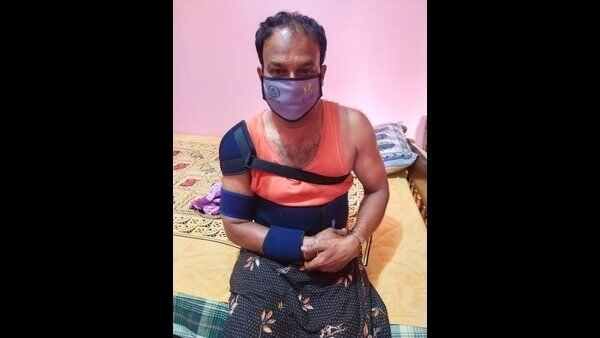 No mask: బైక్ లో భార్యతో మాజీ సైనికుడు, పట్టుకున్న పోలీసులు, రసీదు అడిగితే ఏం చేశారంటే?