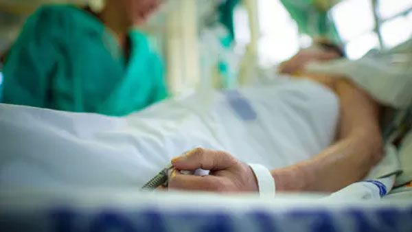 ICU Bed: భర్తకు కరోనా, భార్యకు లిప్ లాక్, నడుం మీద ?, మా కోరిక తీర్చు, డాక్టర్లేనా ?, ప్రధాని, సీఎంకు!