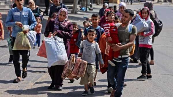 అయ్యో పాపం: బిడ్డకు పాలివ్వలేని పరిస్థితి తల్లిది: ఆహారం కోసం ఎదురు చూపు.. గాజా ప్రజల దీనగాథ..!