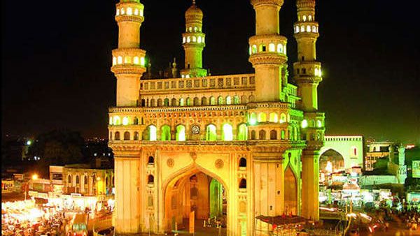 హైదరాబాద్‌ : రాత్రి వేళ గుర్తు తెలియని గ్యాంగ్ హల్‌చల్-బయట కనిపించినవారిపై దాడులు