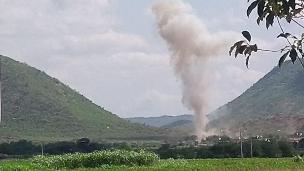 కడప జిల్లాలో ఘోరం .. జిలెటిన్ స్టిక్స్ పేలి 10మంది మృతి, సీఎం జగన్ దిగ్భ్రాంతి, చంద్రబాబు స్పందన ఇదీ !!