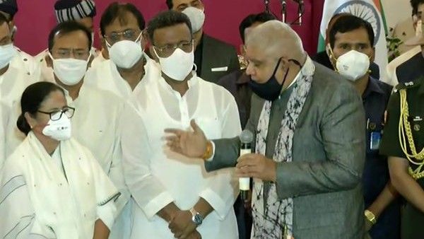 చెల్లెలు మమతా బెనర్జీ అంటూనే, హితబోధ చేసిన గవర్నర్ : సీఎంగా దీదీ ప్రమాణం తర్వాత షాకింగ్ సంఘటన!!