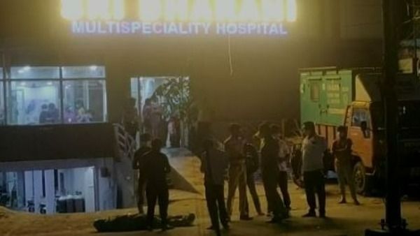 Video: ప్రైవేట్ ఆస్పత్రి అమానుషం-కోవిడ్ పేషెంట్ మృతదేహాన్ని నడిరోడ్డుపై పడేశారు..